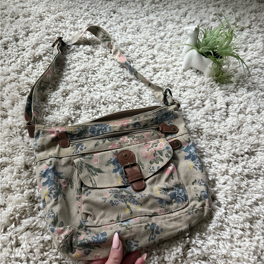 Cute vintage floral crossbody bag with adjustable straps and buckle closure bag